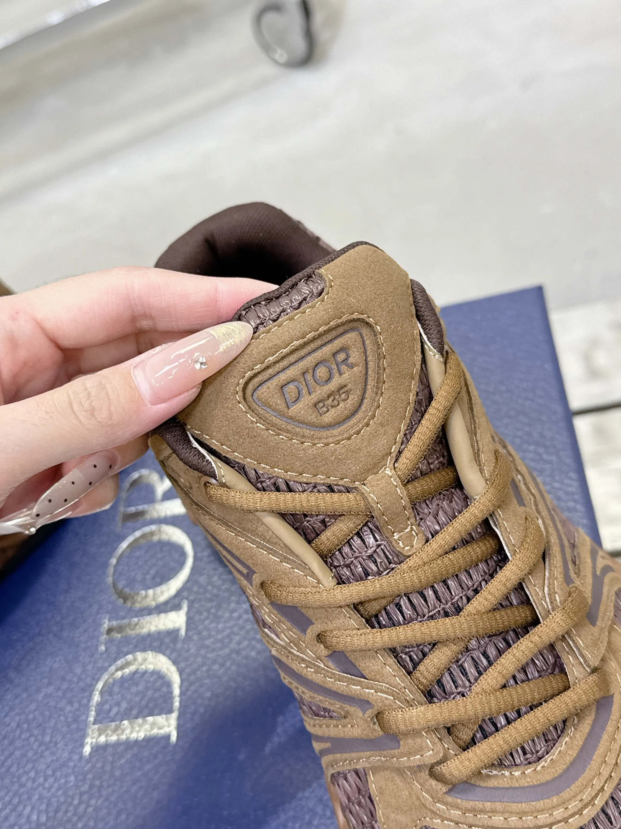 Factory price 780💰 Top version! ! ! Dior (B35) DIOR spring and summer men's wear show, the show was held at the Valle de Grasse School in Paris. Kim Jones drew inspiration from the works of South African artist Hylton Nel. The details of the shoes, clog soles and tribal elements, cleverly blended luxury craftsmanship and practicality, with fresh childishness and bright temperament, creating a new season hot spot. Dior KAWA Dior co-branded casual sports shoes reinterpret running shoes with Dior's high-end style. B35 is made of fine-textured leather and mesh fabric materials. It can be worn in all seasons, is comfortable and breathable, and has multiple lines on the shoe body to outline details. It has a full retro three-dimensional feel and can create a casual look all year round! Fabric: Cowhide/customized cloth material Lining: Imported breathable mesh Outsole: Original molded outsole Size: 39-46 (customized at 45.46)